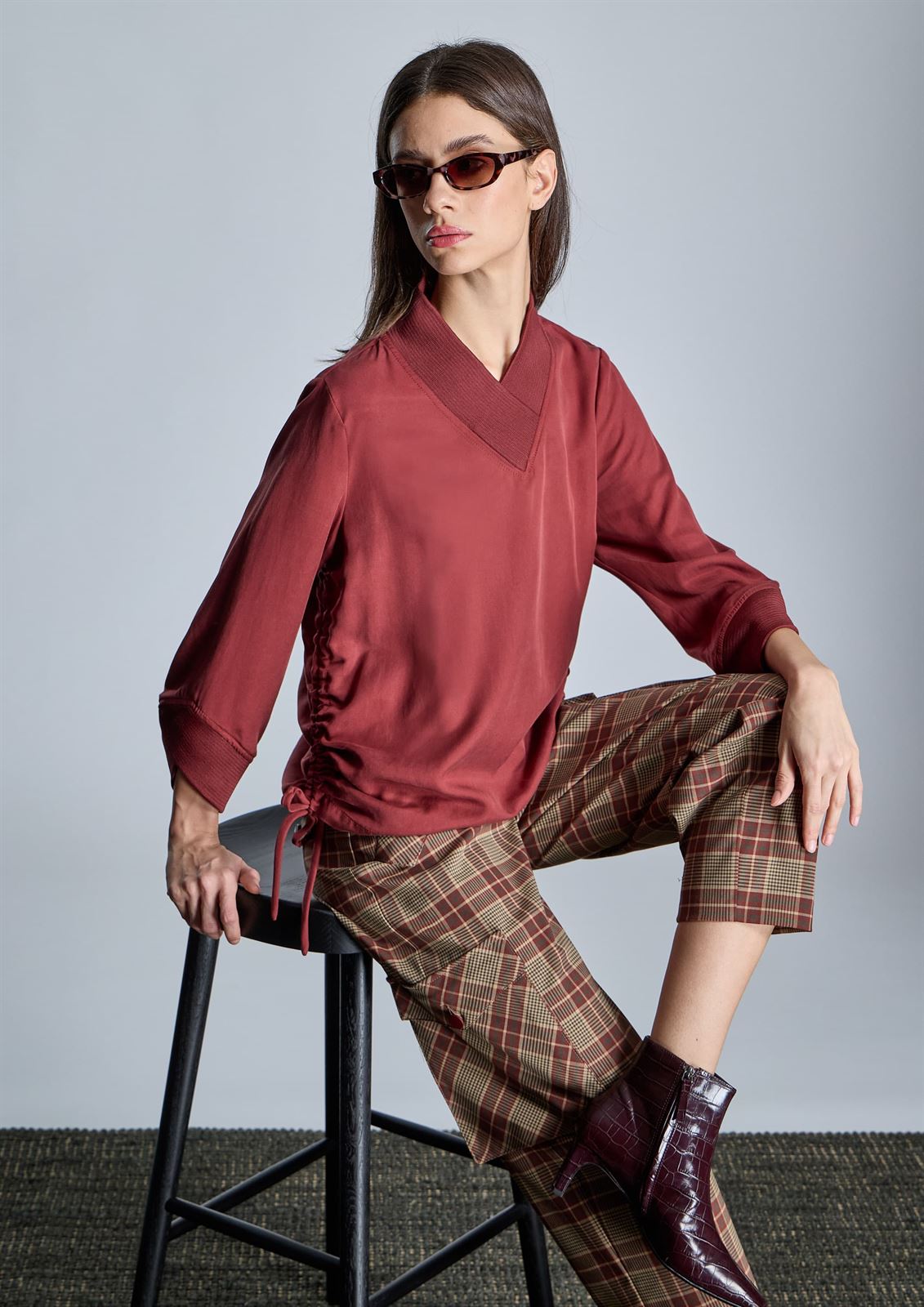 Blusa Alba Conde 5318-123-41 frunce lateral granate - Imagen 2