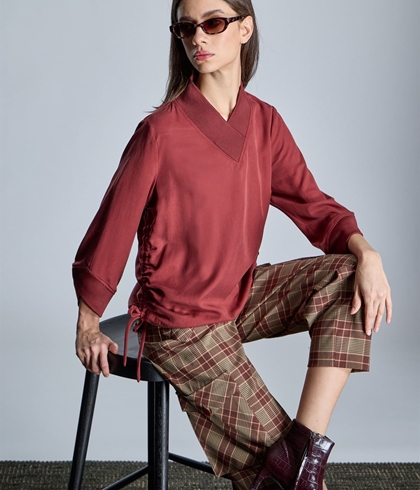 Blusa Alba Conde 5318-123-41 frunce lateral granate - Imagen 2