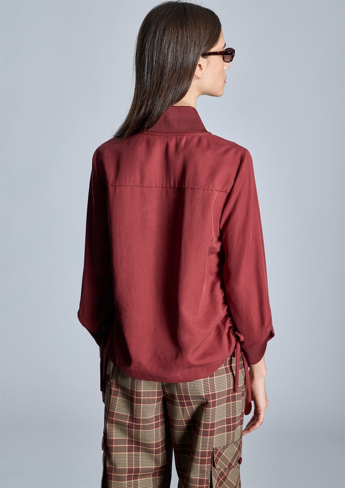 Blusa Alba Conde 5318-123-41 frunce lateral granate - Imagen 3
