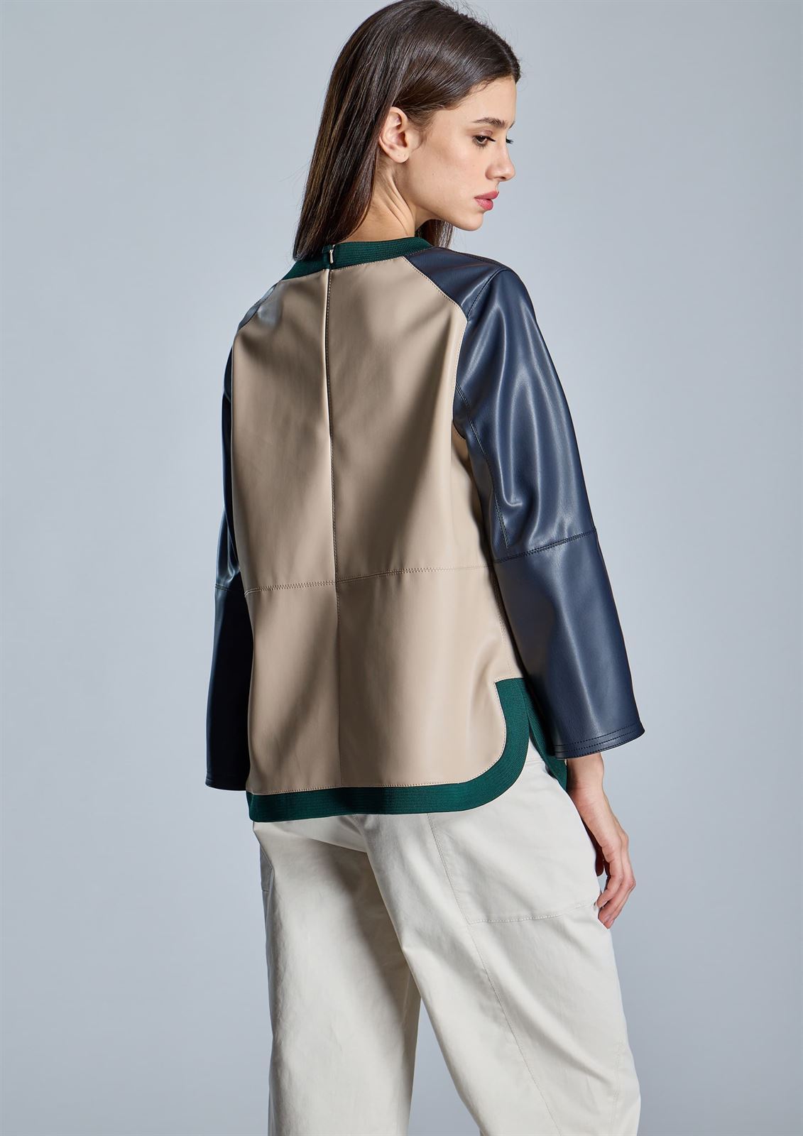 Blusa Alba Conde 5319-304-13 efecto piel bicolor - Imagen 2