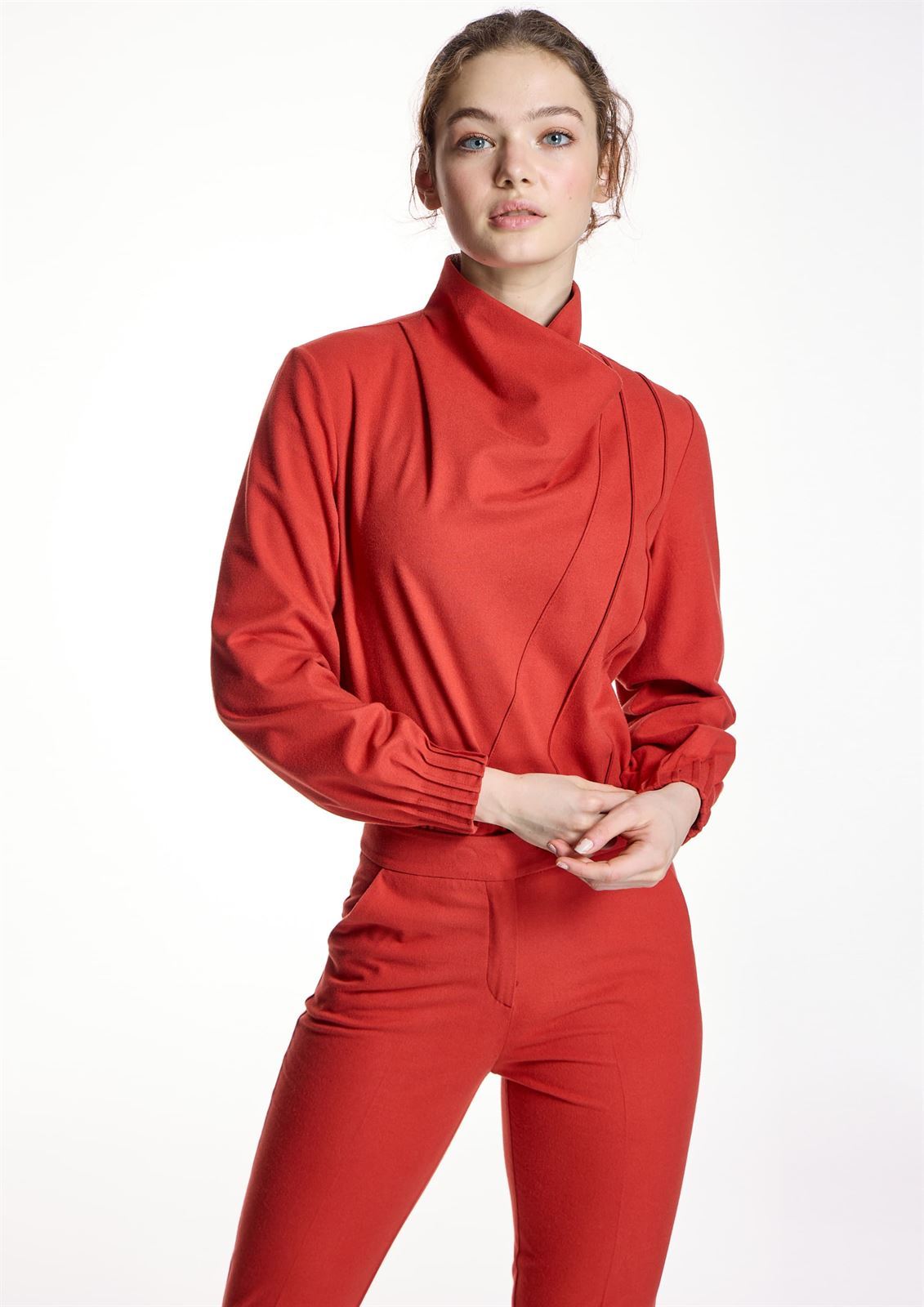 BLUSA Alba Conde 5323 CON CUELLO ALTO CRUZADO TEJA - Imagen 1