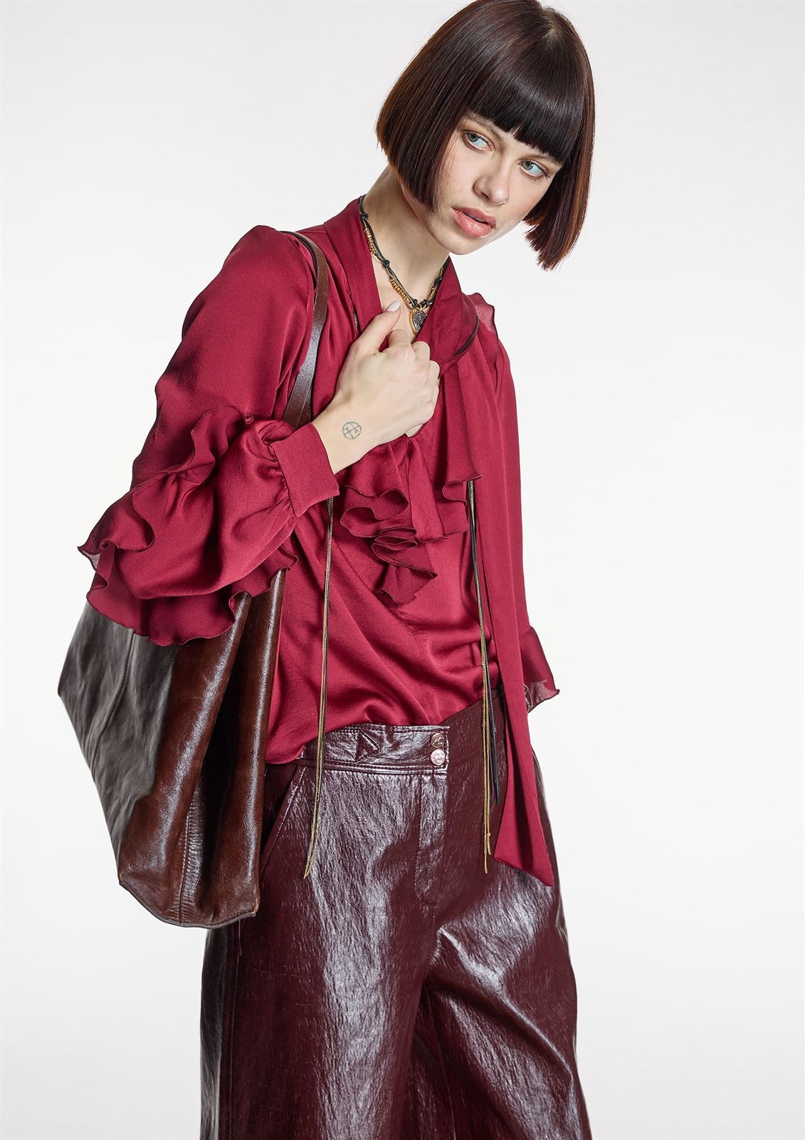 BLUSA Alba Conde 6305 con volantes granate. - Imagen 1