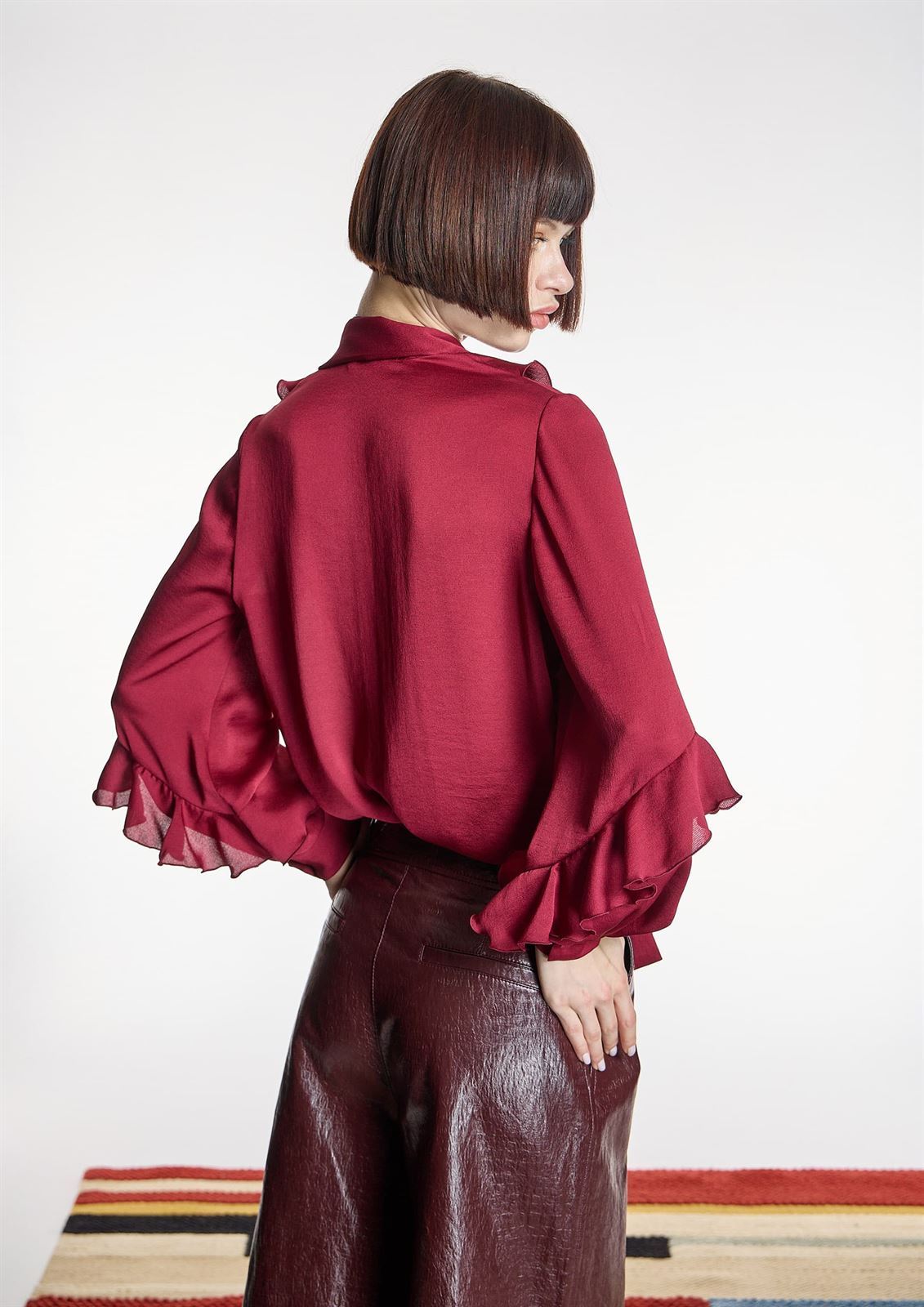 BLUSA Alba Conde 6305 con volantes granate. - Imagen 2