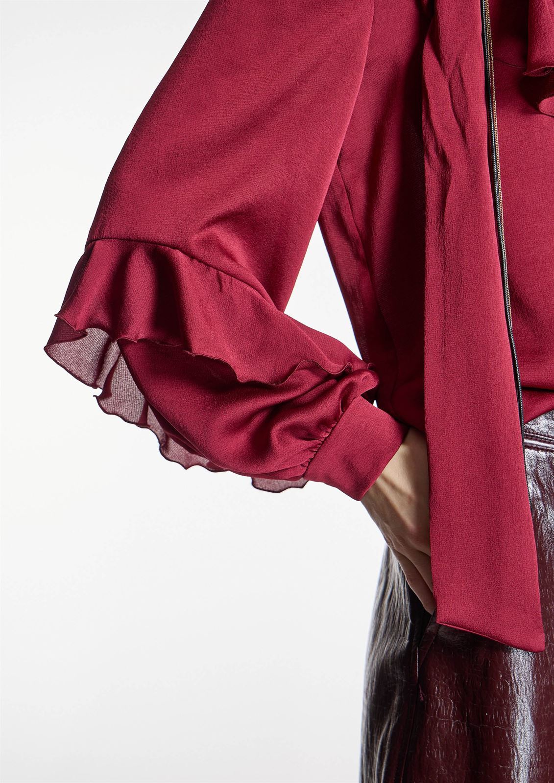 BLUSA Alba Conde 6305 con volantes granate. - Imagen 3
