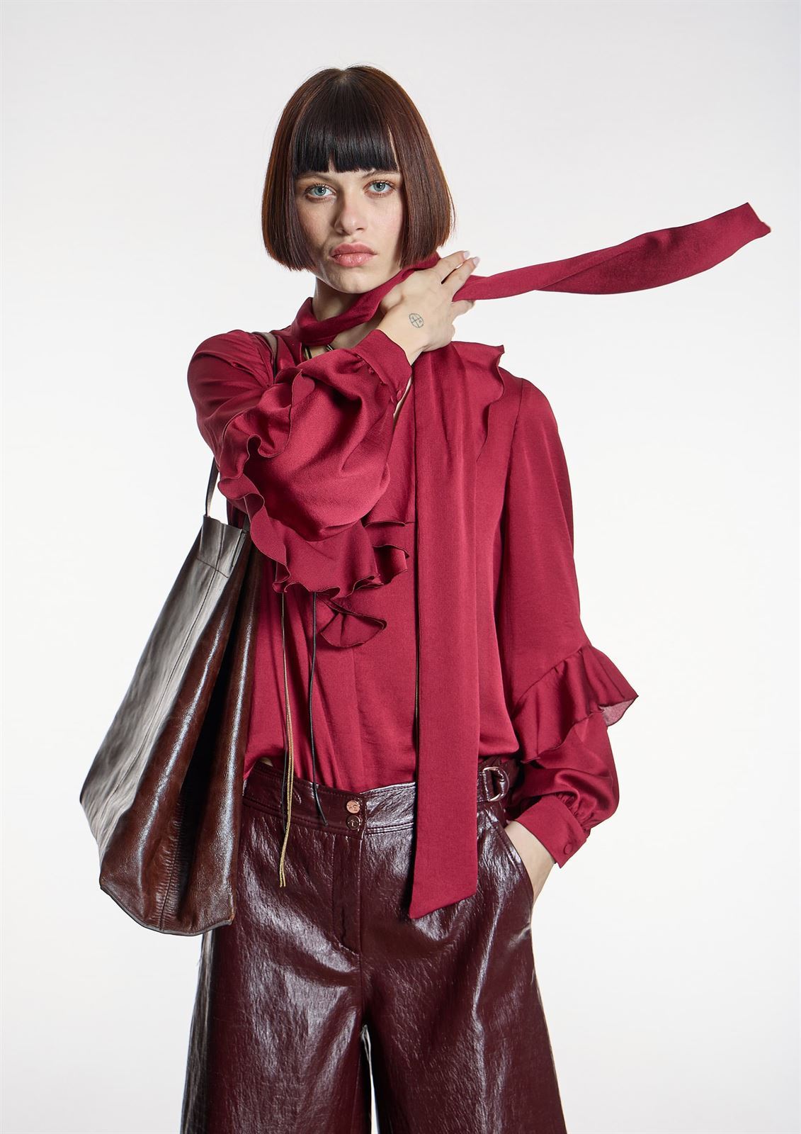 BLUSA Alba Conde 6305 con volantes granate. - Imagen 4