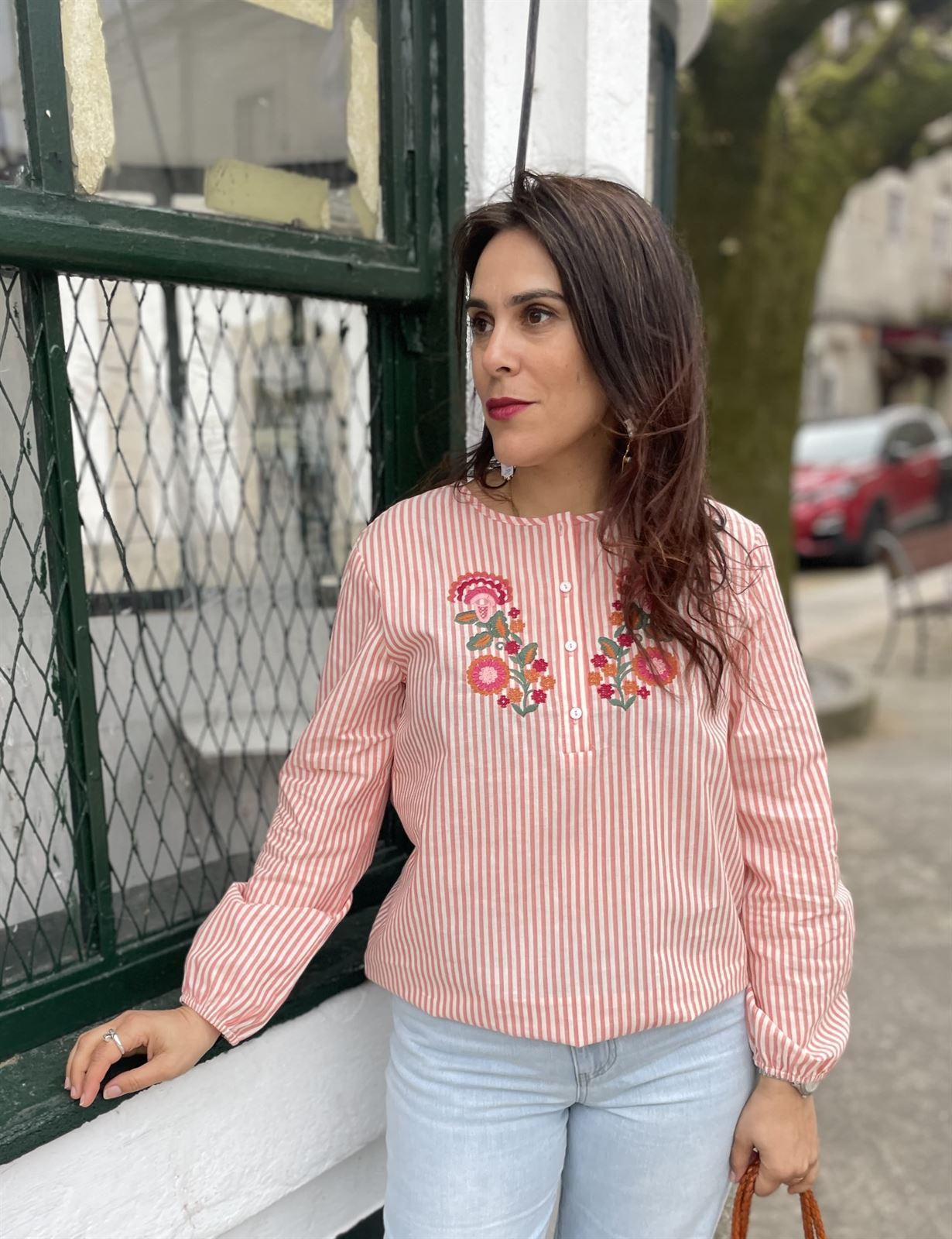 Blusa atalier rayas rojas bordada - Imagen 1