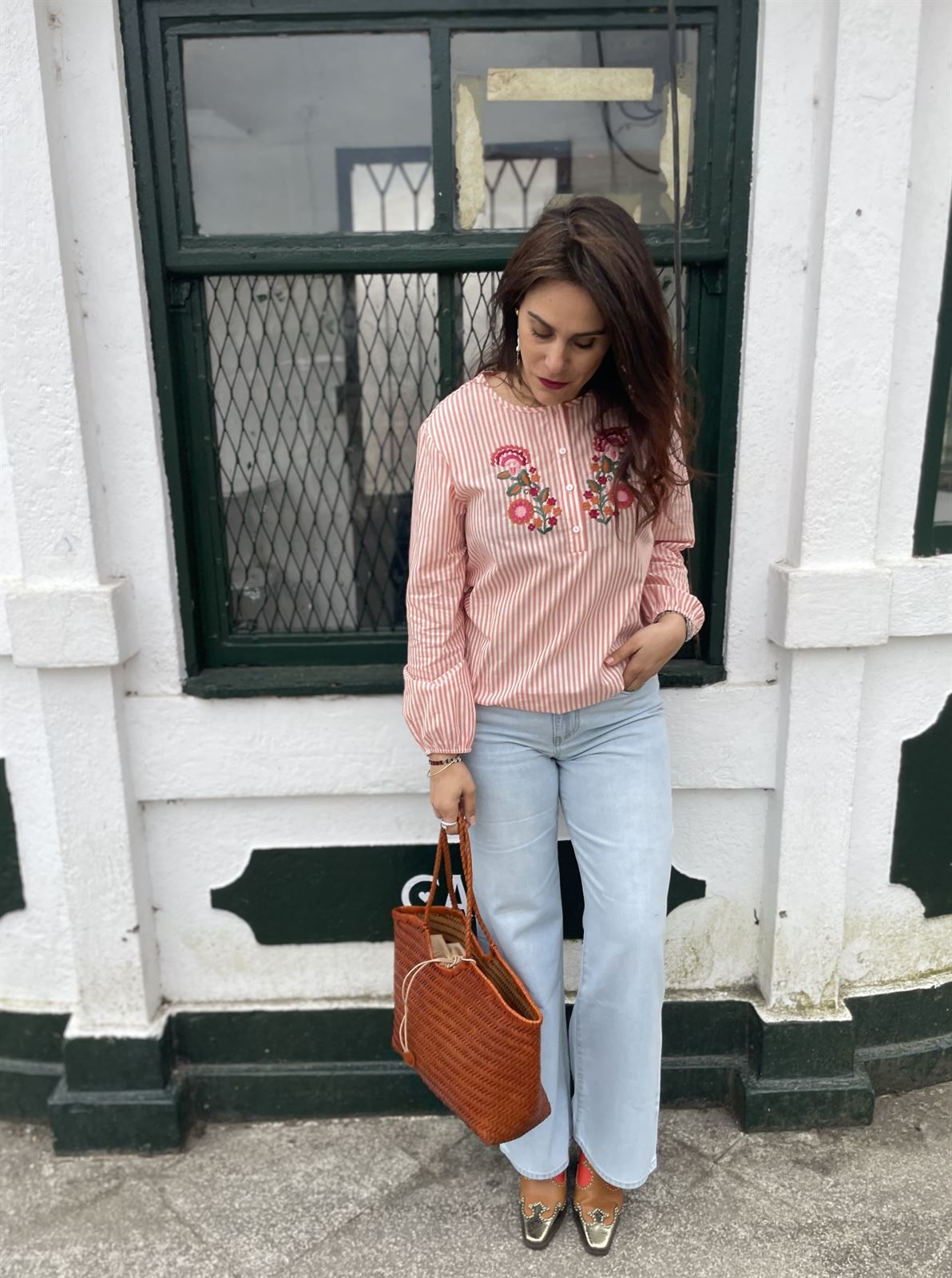 Blusa atalier rayas rojas bordada - Imagen 2