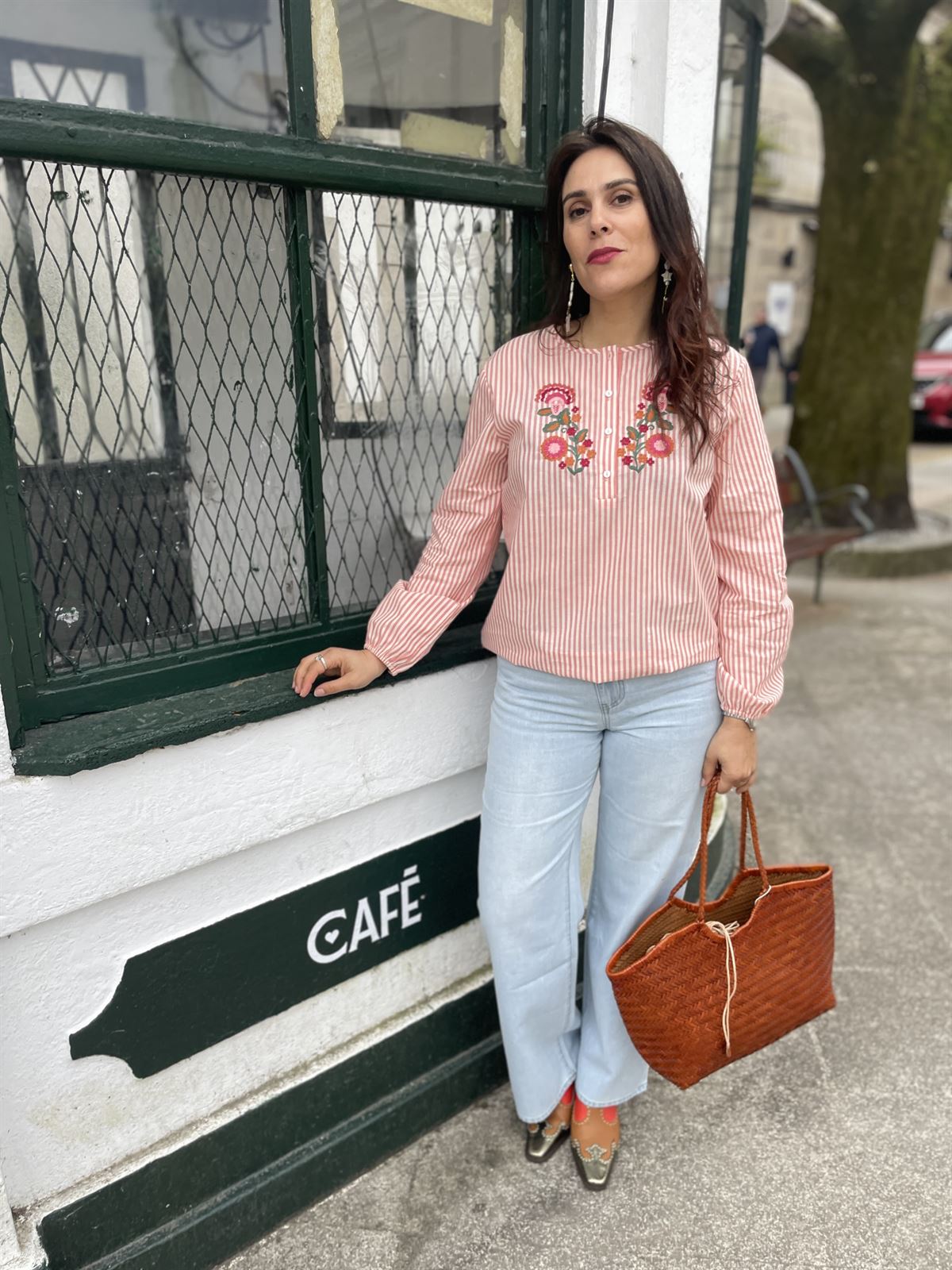 Blusa atalier rayas rojas bordada - Imagen 3