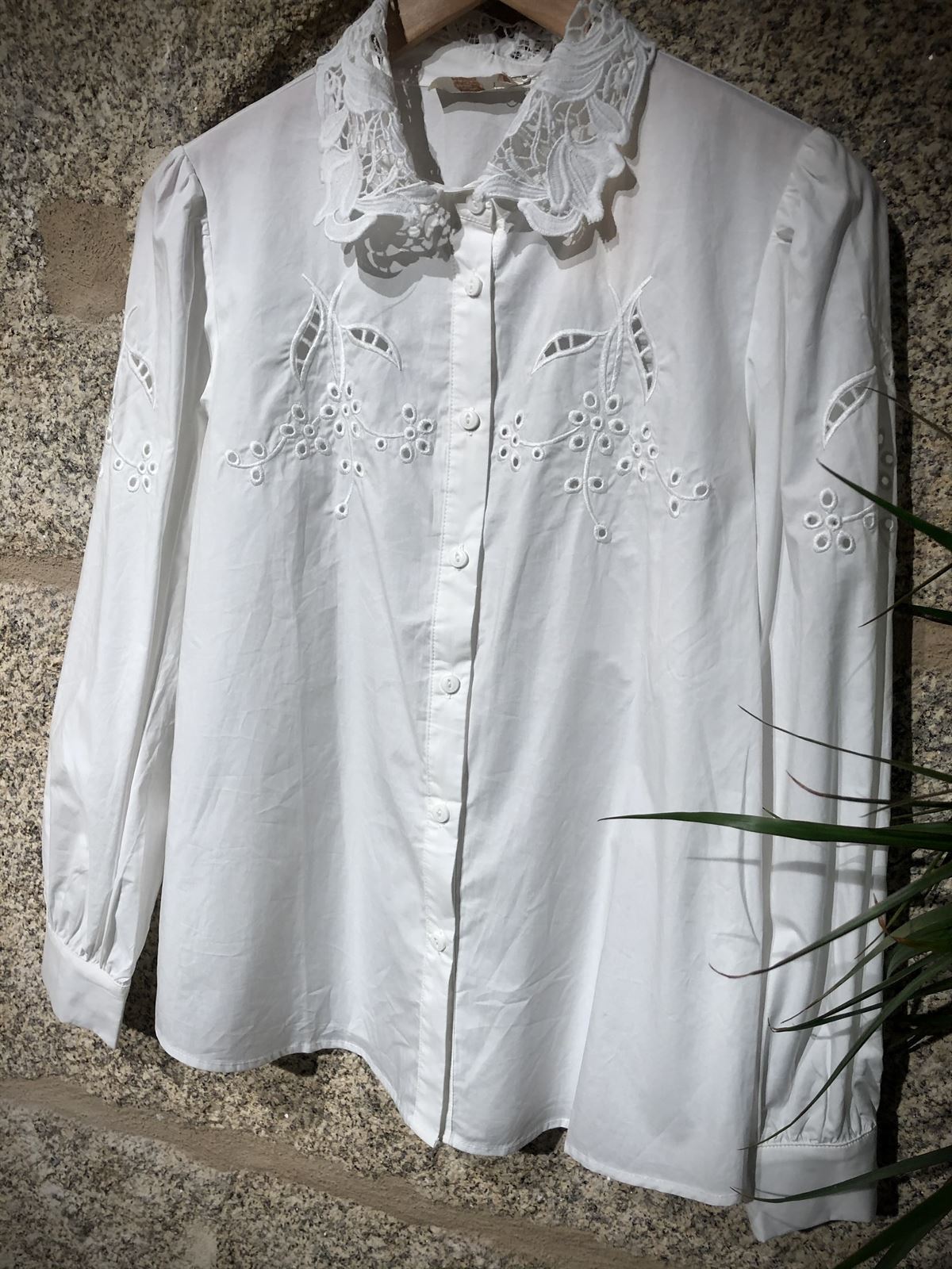 Blusa blanca bordada - Imagen 1