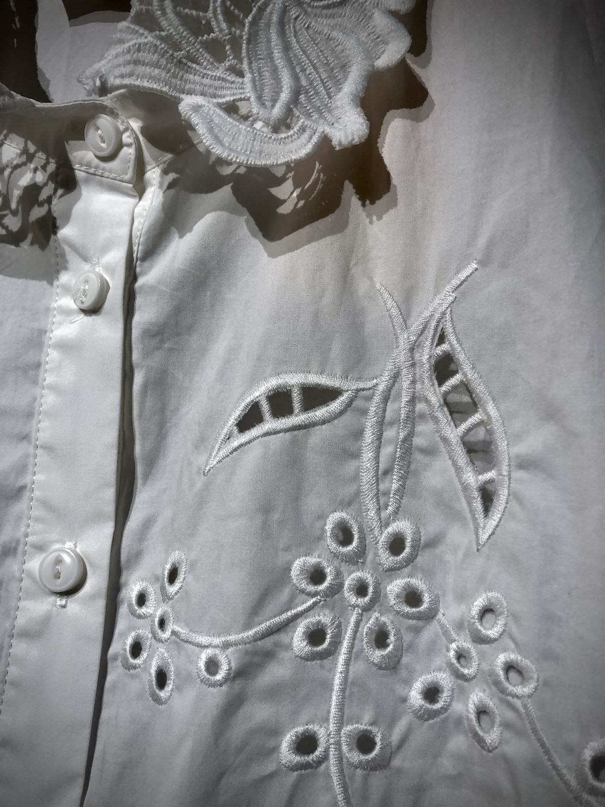 Blusa blanca bordada - Imagen 2