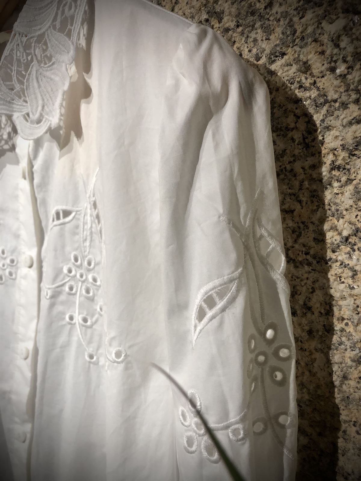 Blusa blanca bordada - Imagen 3