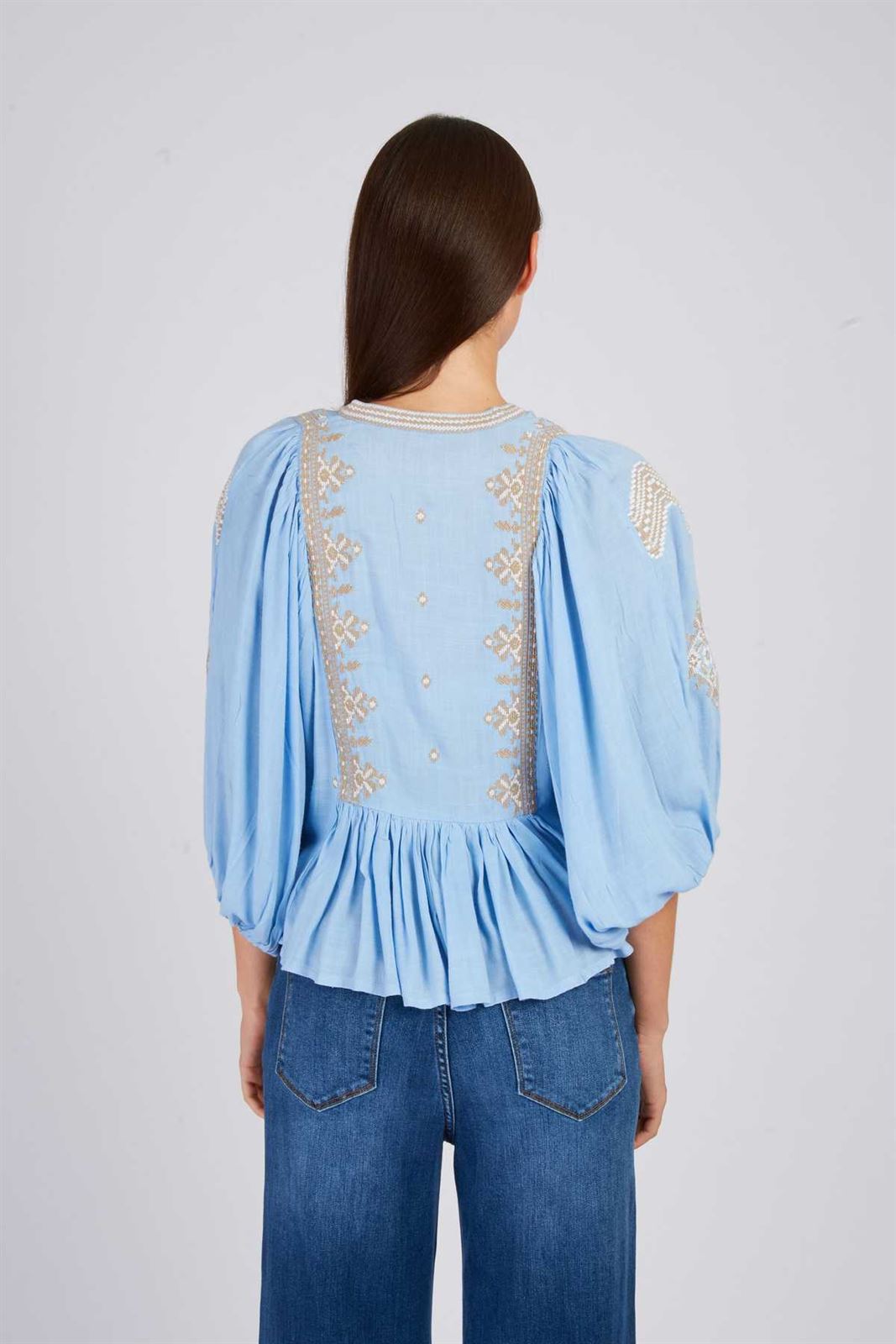 Blusa Derhy BALLADE bordada azul cielo - Imagen 2