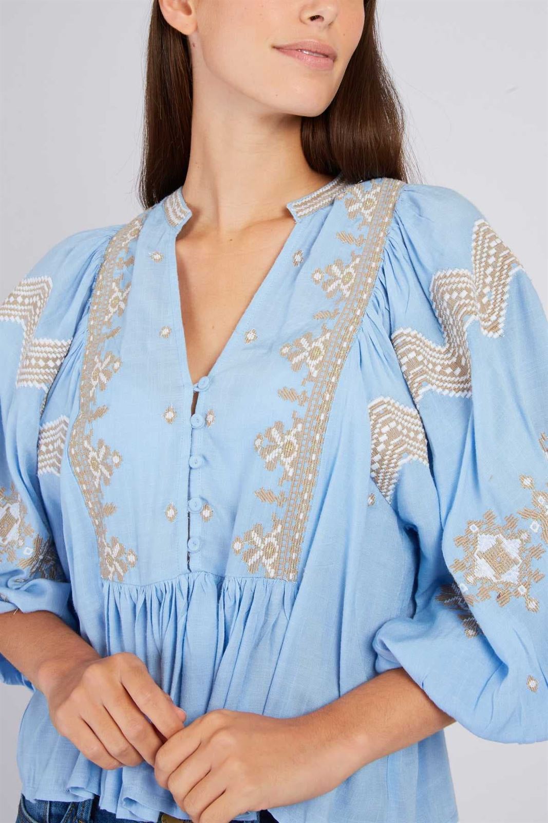 Blusa Derhy BALLADE bordada azul cielo - Imagen 3