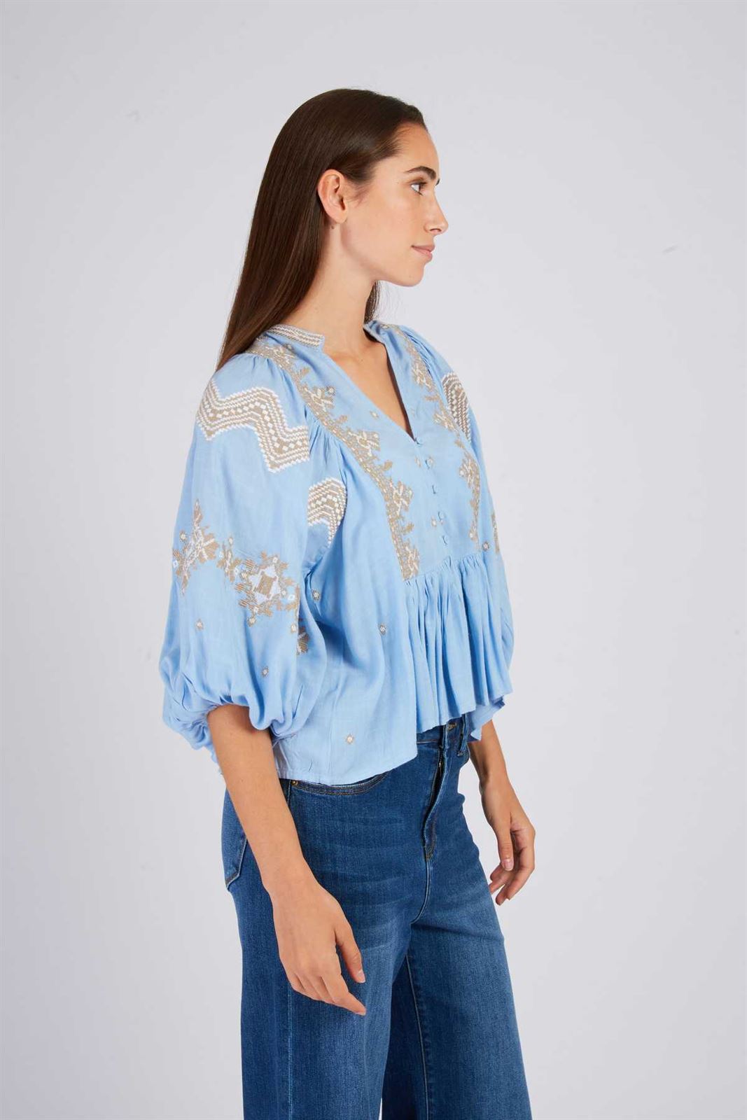 Blusa Derhy BALLADE bordada azul cielo - Imagen 5