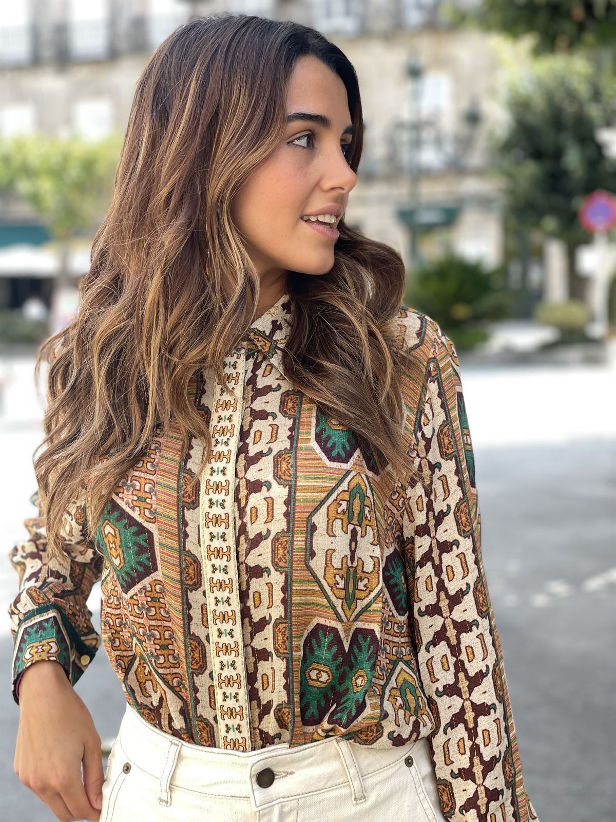 Blusa Derhy Benjamine estampado étnico beiges. - Imagen 1
