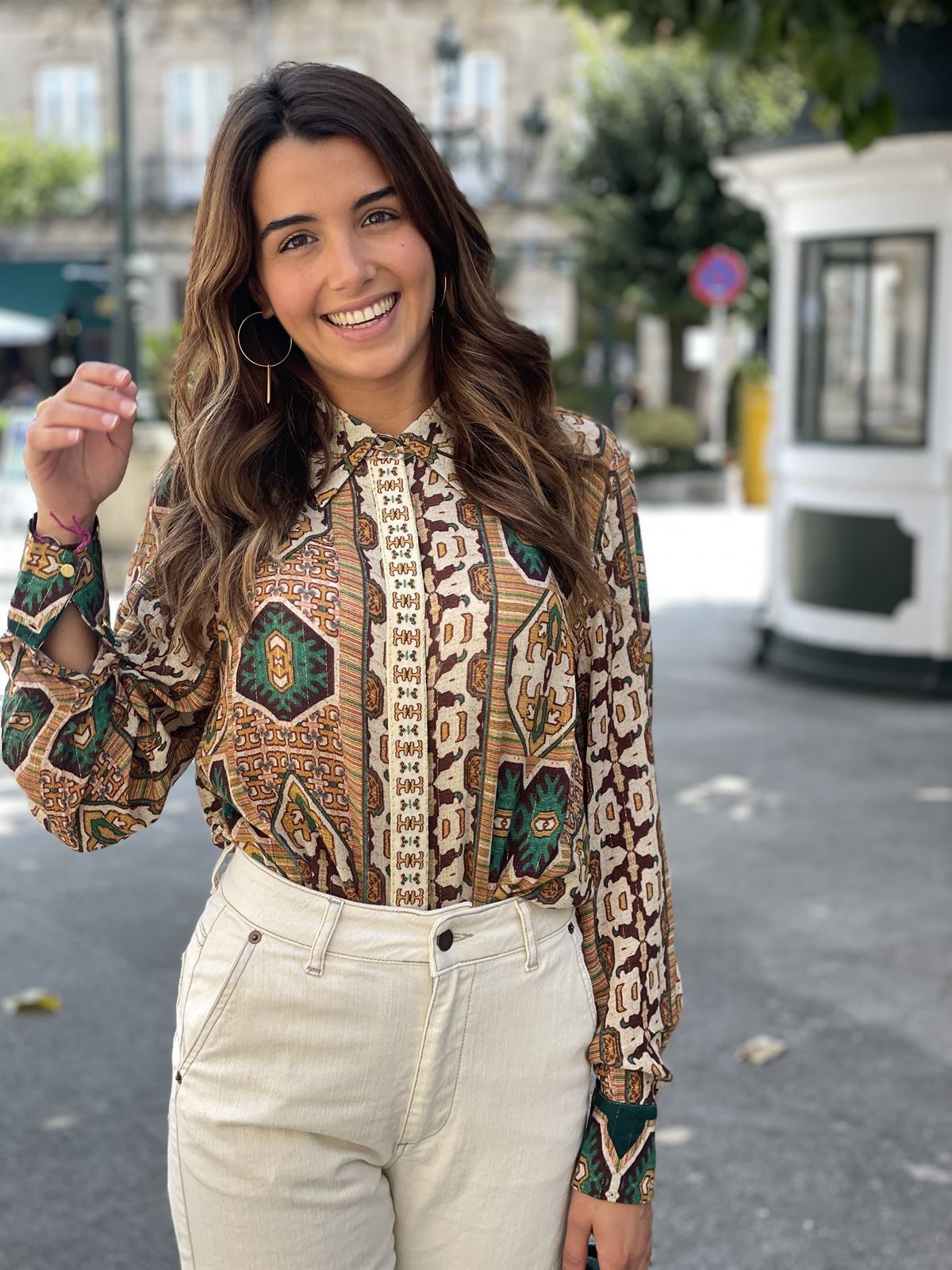 Blusa Derhy Benjamine estampado étnico beiges. - Imagen 2