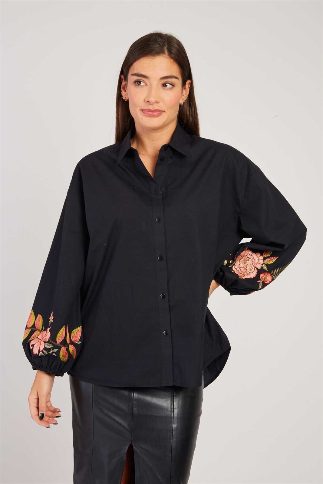 Blusa Derhy HEIDELBERG bordada negra - Imagen 2