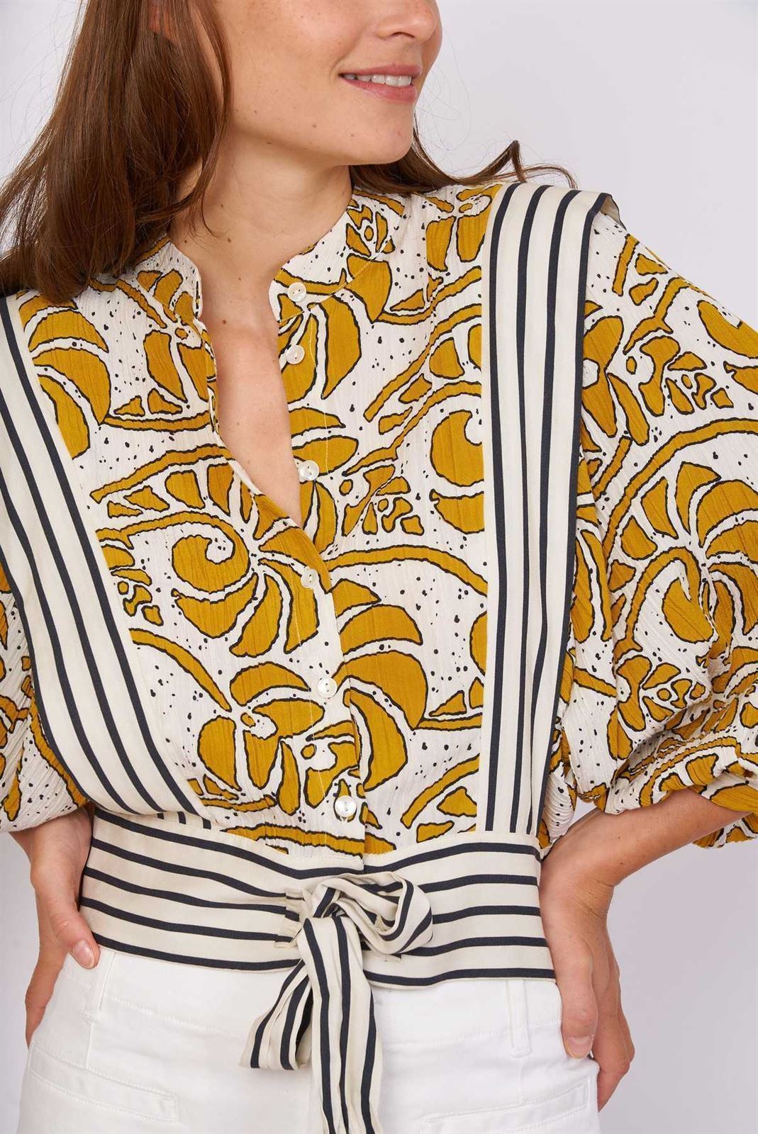 Blusa Derhy mostaza a contraste. - Imagen 2