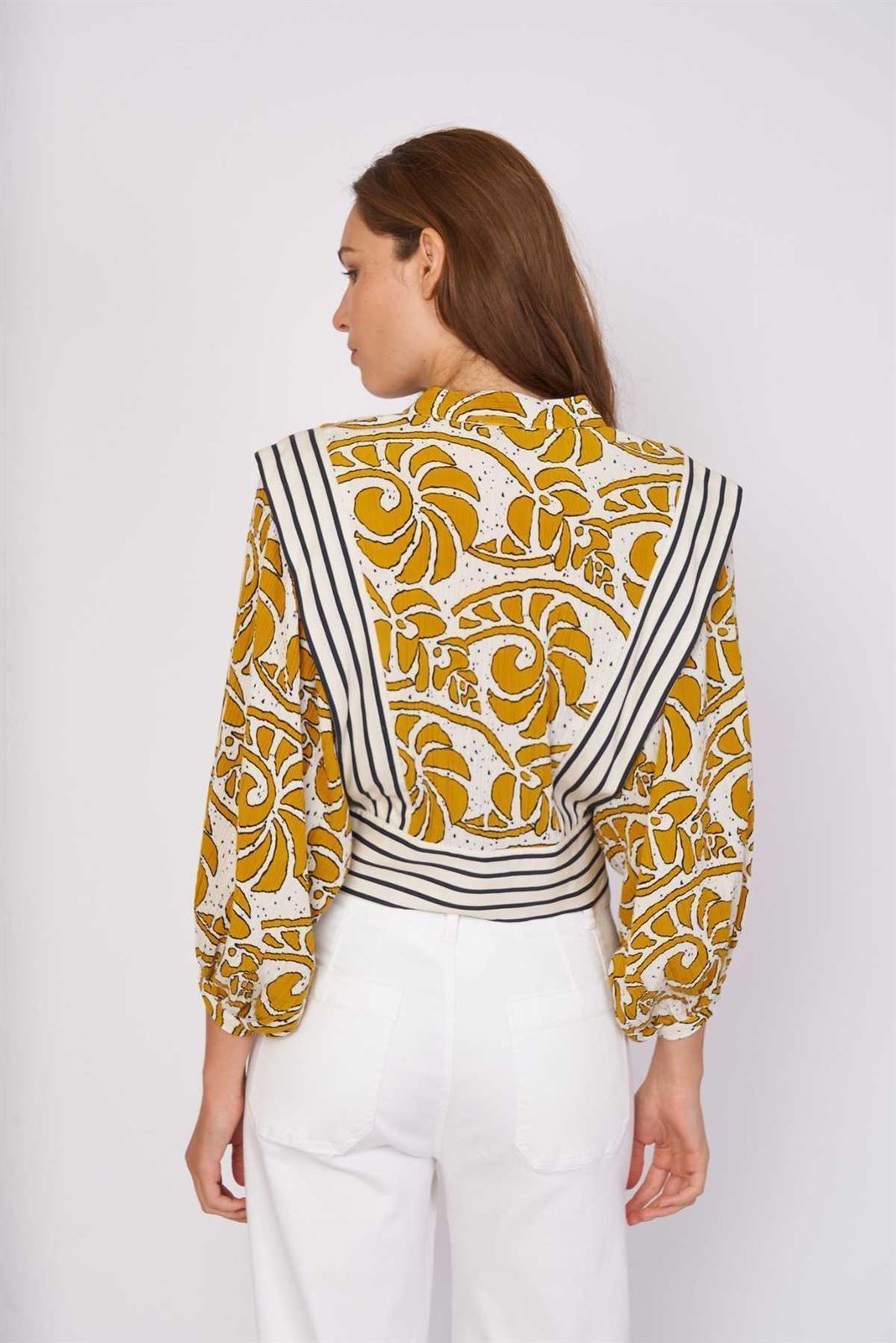 Blusa Derhy mostaza a contraste. - Imagen 3