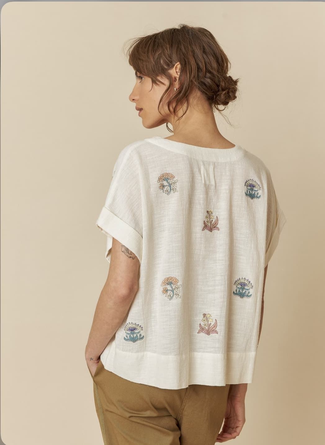 Blusa Indi & Cold 237  bordada manga corta cruda - Imagen 4