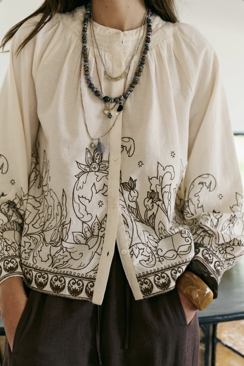 Blusa Indi & Cold BK171 cruda bordados chocolate - Imagen 5