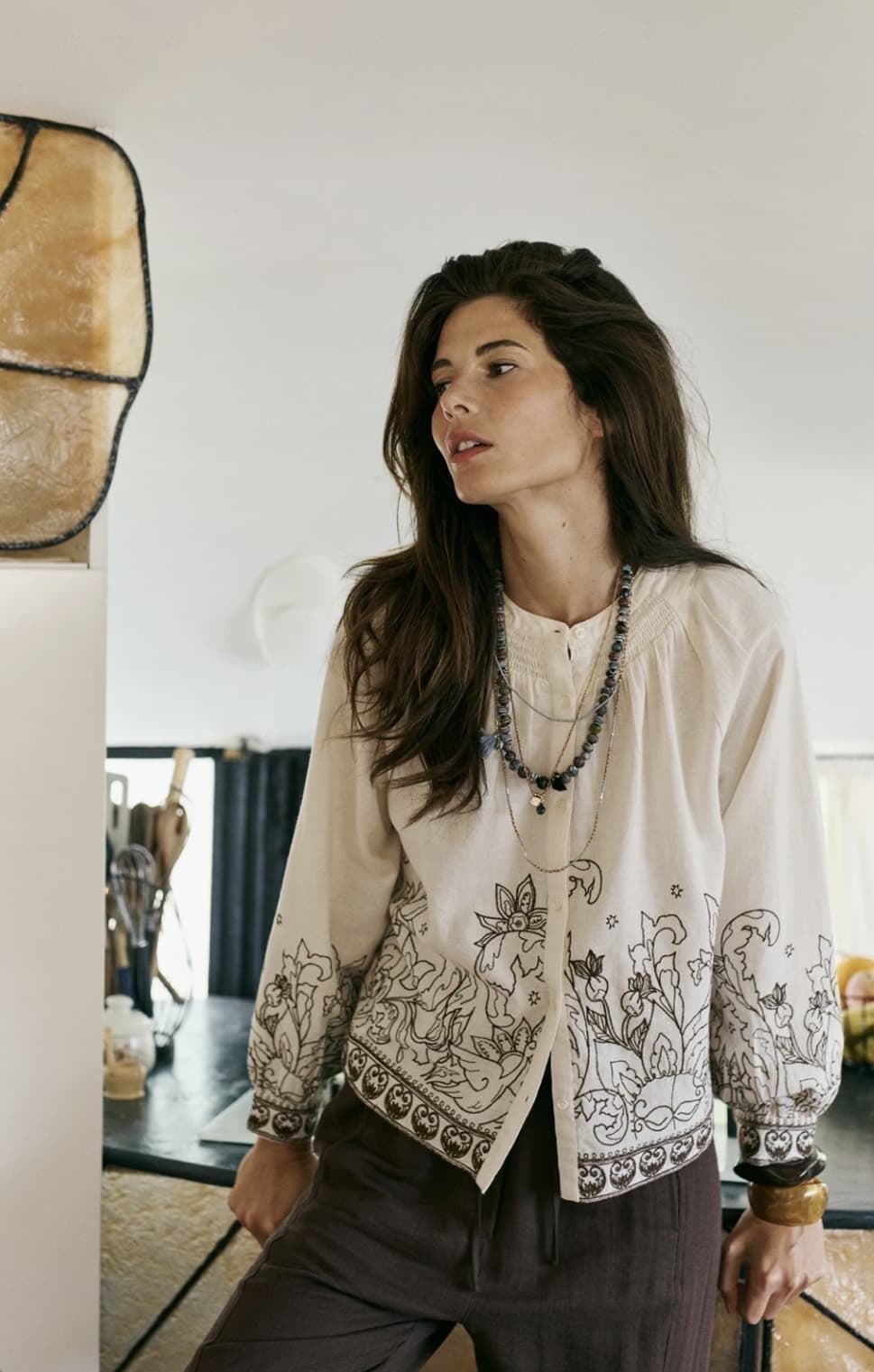 Blusa Indi & Cold BK171 cruda bordados chocolate - Imagen 6