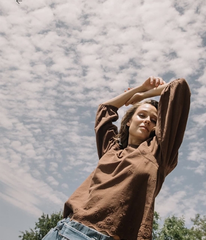 Blusa Indi & Cold bordada romántica BK876 chocolate - Imagen 2