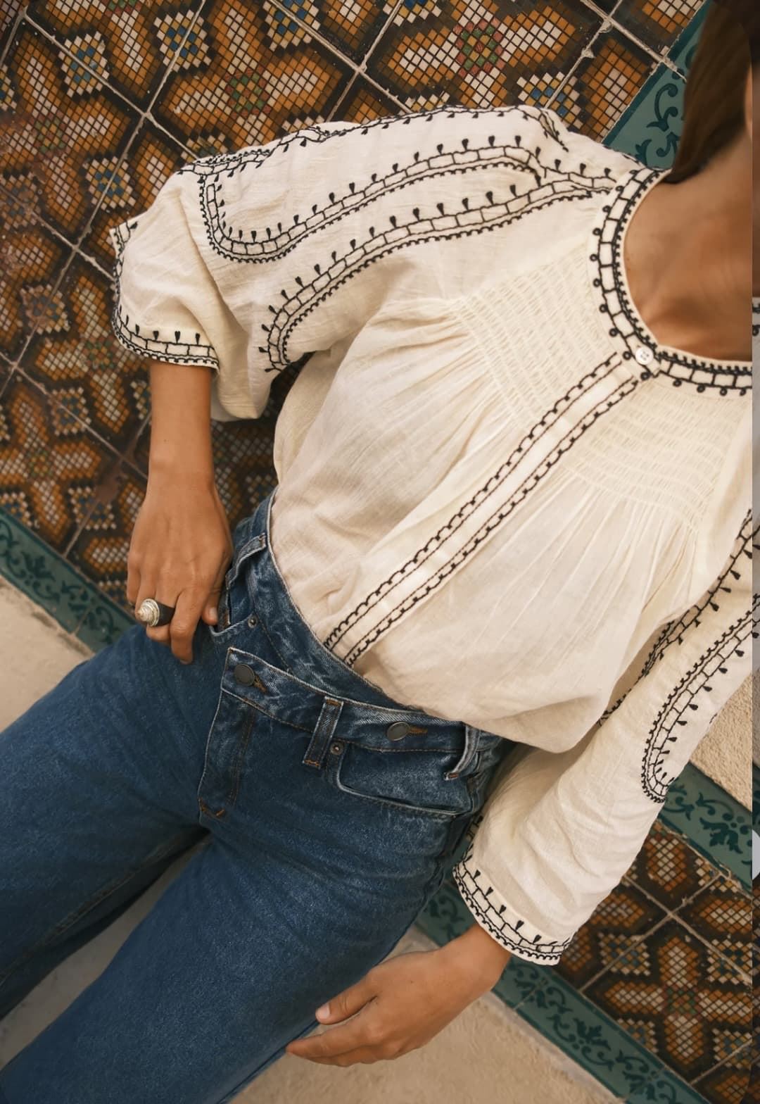 Blusa Indi & Cold manga campana bordada cruda - Imagen 1