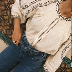 Blusa Indi & Cold manga campana bordada cruda - Imagen 1