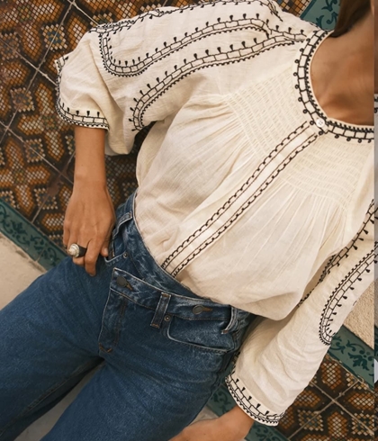 Blusa Indi & Cold manga campana bordada cruda - Imagen 1