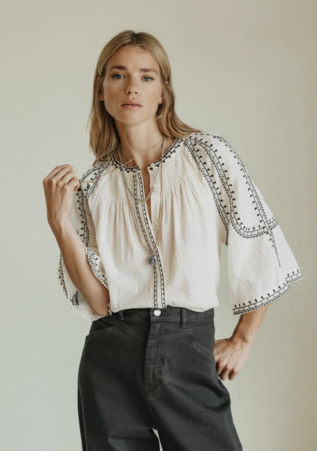 Blusa Indi & Cold manga campana bordada cruda - Imagen 4