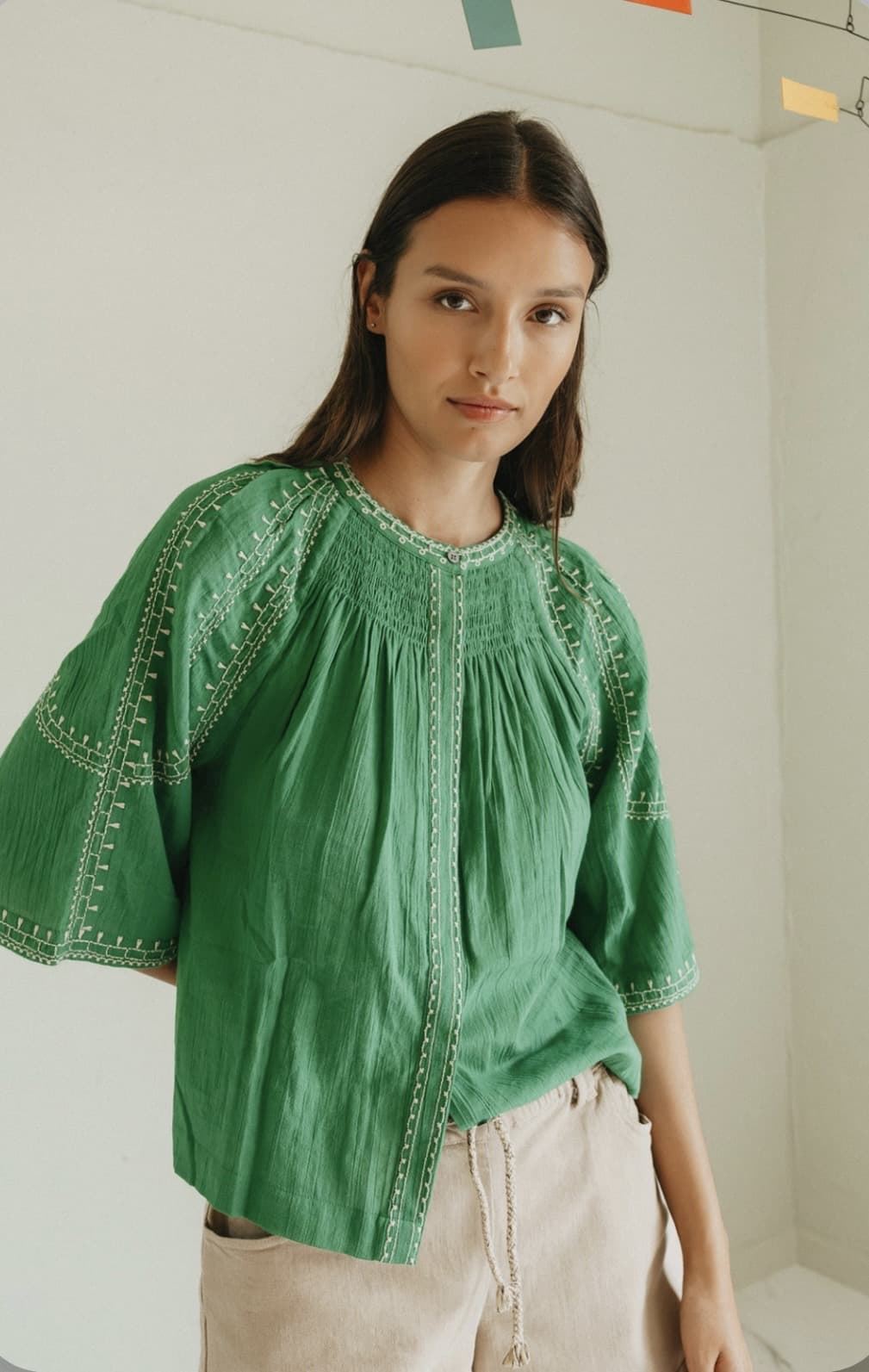 Blusa Indi & Cold manga campana bordada verde - Imagen 3