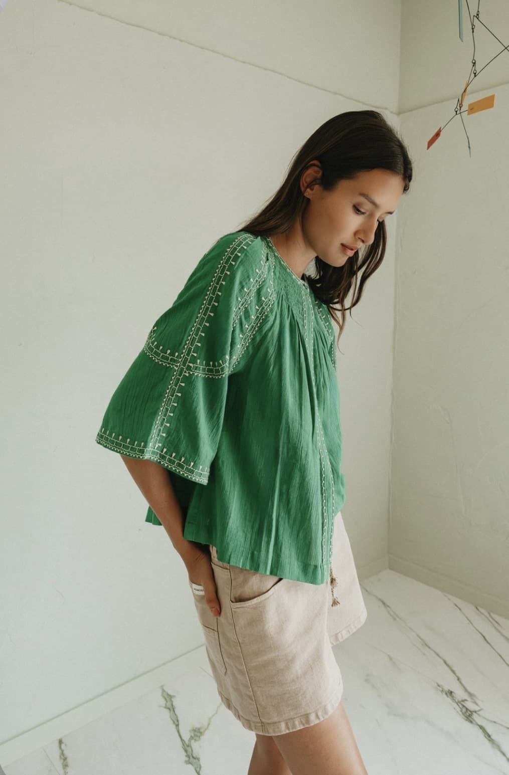 Blusa Indi & Cold manga campana bordada verde - Imagen 4