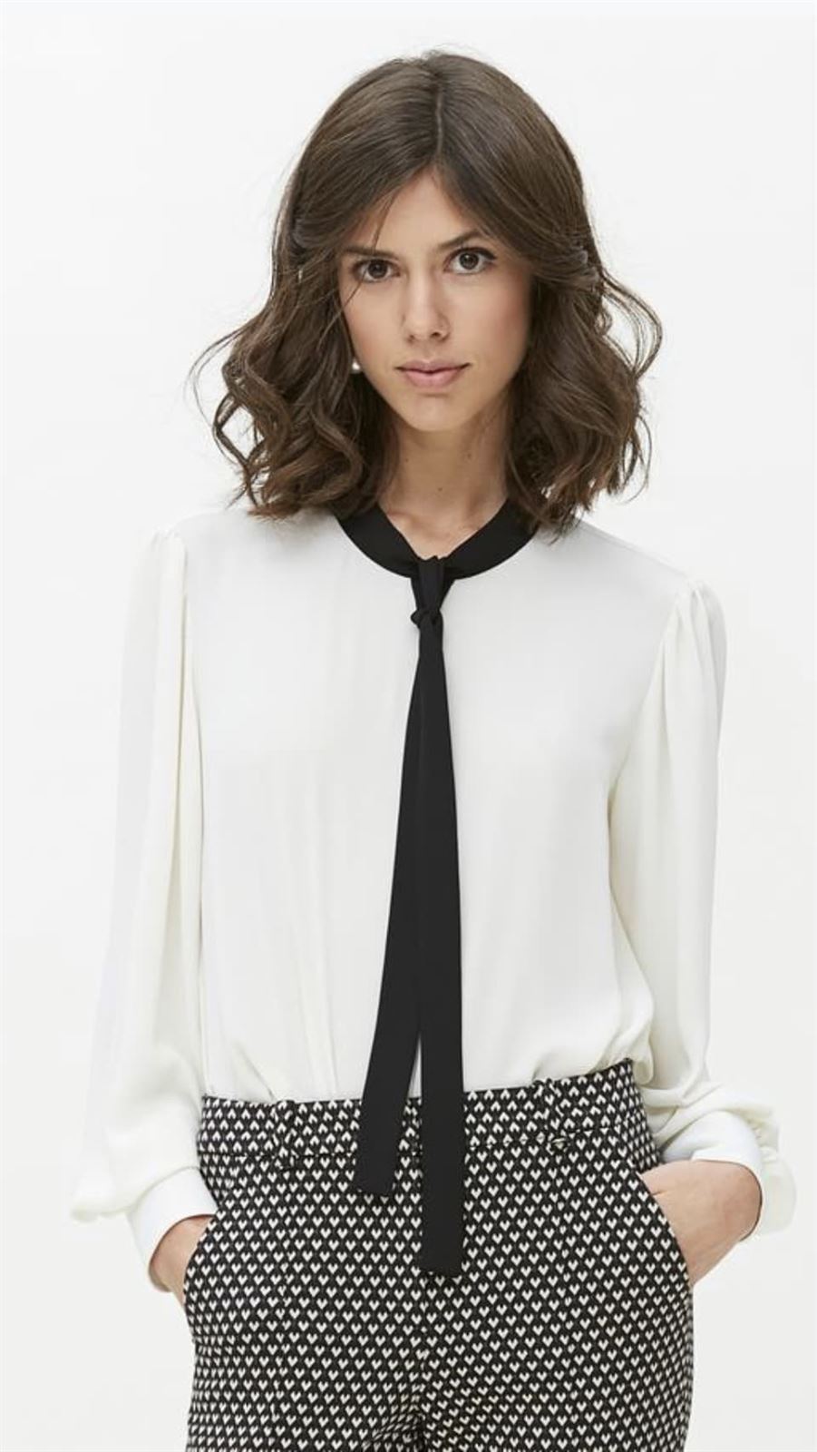 Blusa oky blanca lazo negro - Imagen 1