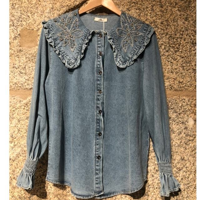 Blusa vaquera cuello bordado - Imagen 1