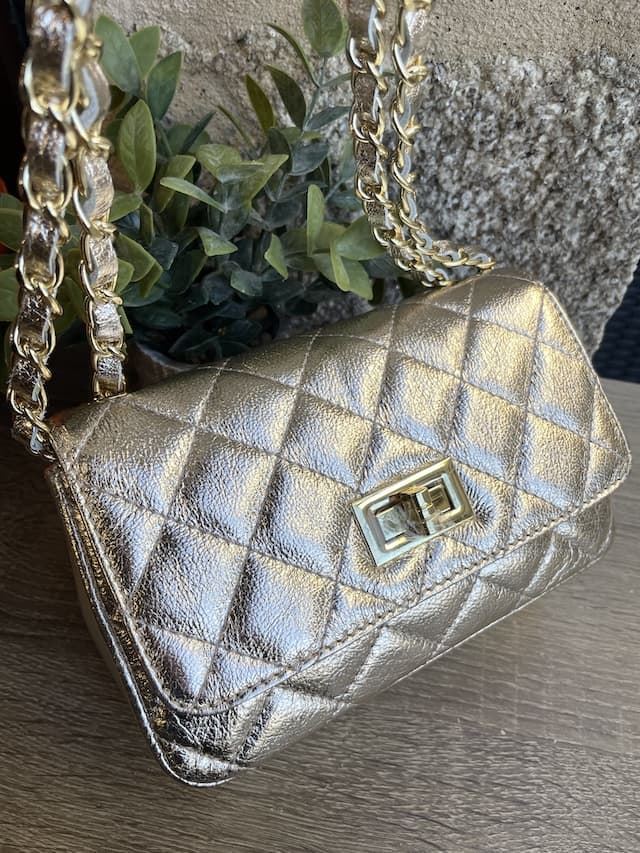 Bolso acolchado en piel champagne, pequeño de bandolera o asa