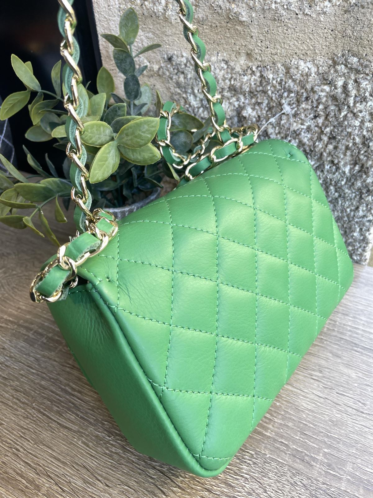 Bolso acolchado en piel verde, pequeño de bandolera o asa