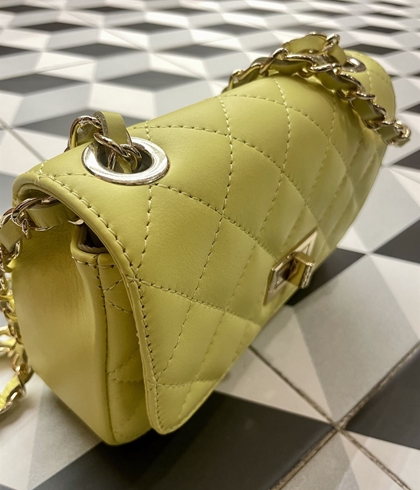 Bolso acolchado piel pequeño amarillo limón. - Imagen 1