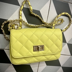 Bolso acolchado piel pequeño amarillo limón. - Imagen 2