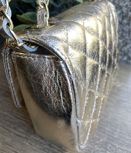 Bolso acolchado piel pequeño dorado Champagne. - Imagen 2