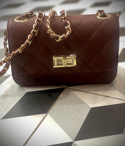 Bolso acolchado piel pequeño marrón. - Imagen 1