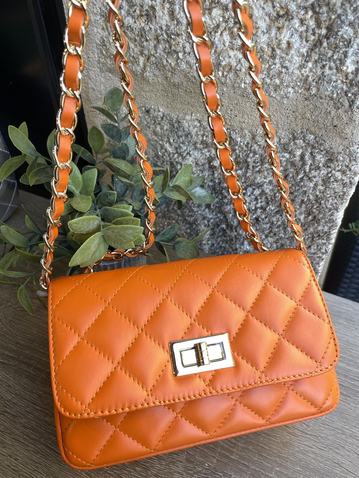 Bolso acolchado piel pequeño naranja. - Imagen 1