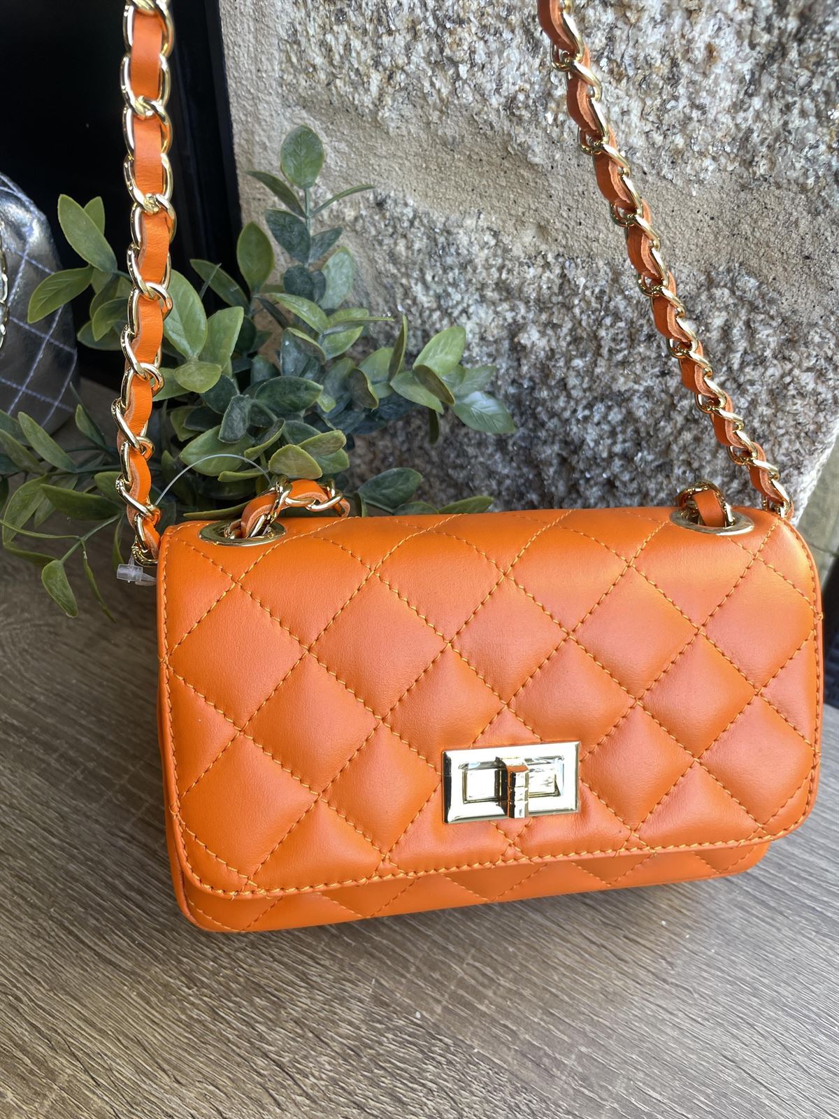 Bolso acolchado piel pequeño naranja. - Imagen 4