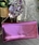 Bolso Angari plano piel laminado metalizado rosa. - Imagen 1