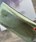 Bolso Angari plano piel laminado metalizado verde. - Imagen 1