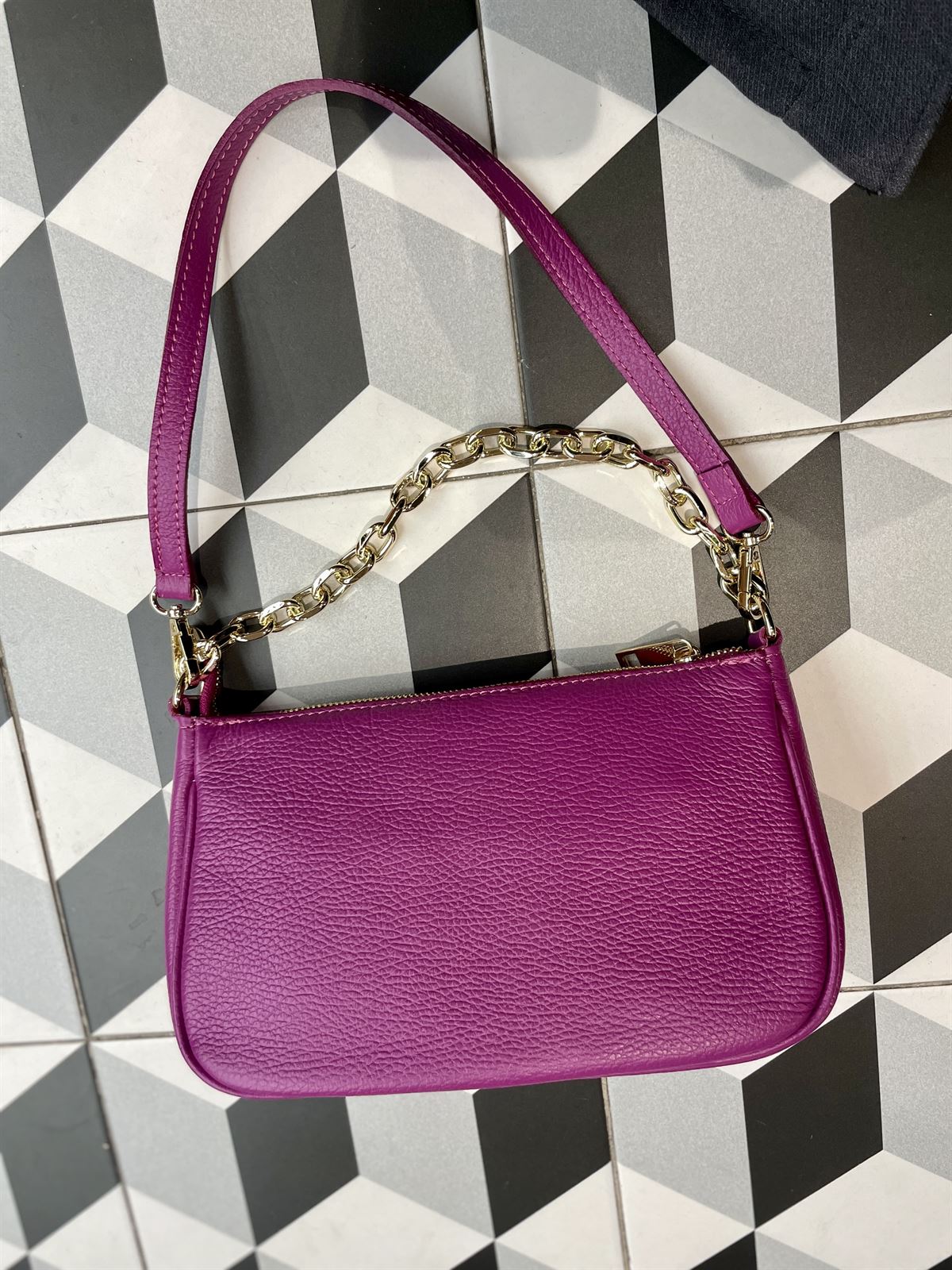 Bolso baguette pequeño morado vivo. - Imagen 1