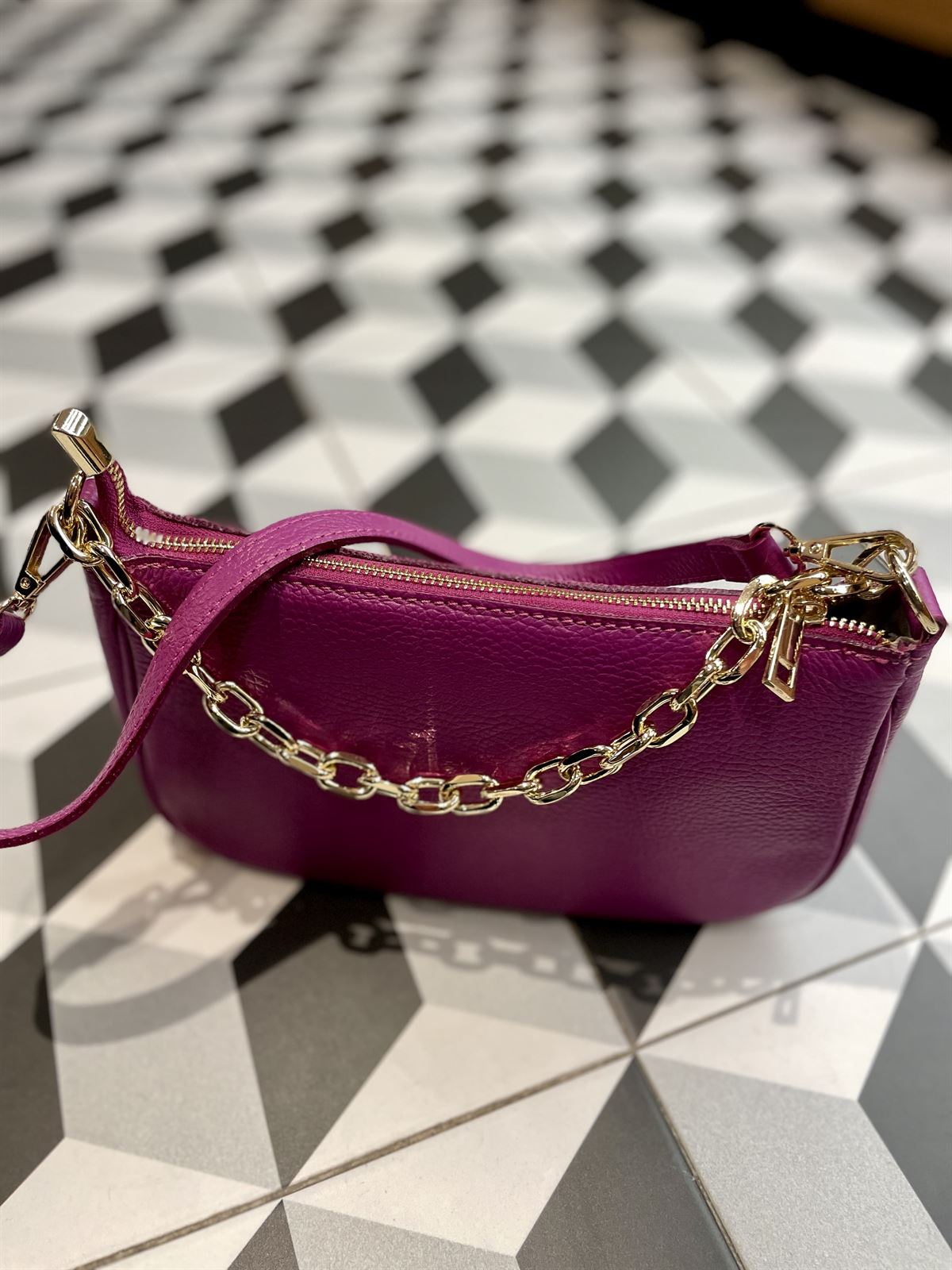 Bolso baguette pequeño morado vivo. - Imagen 2