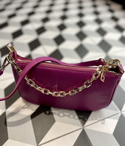 Bolso baguette pequeño morado vivo. - Imagen 2