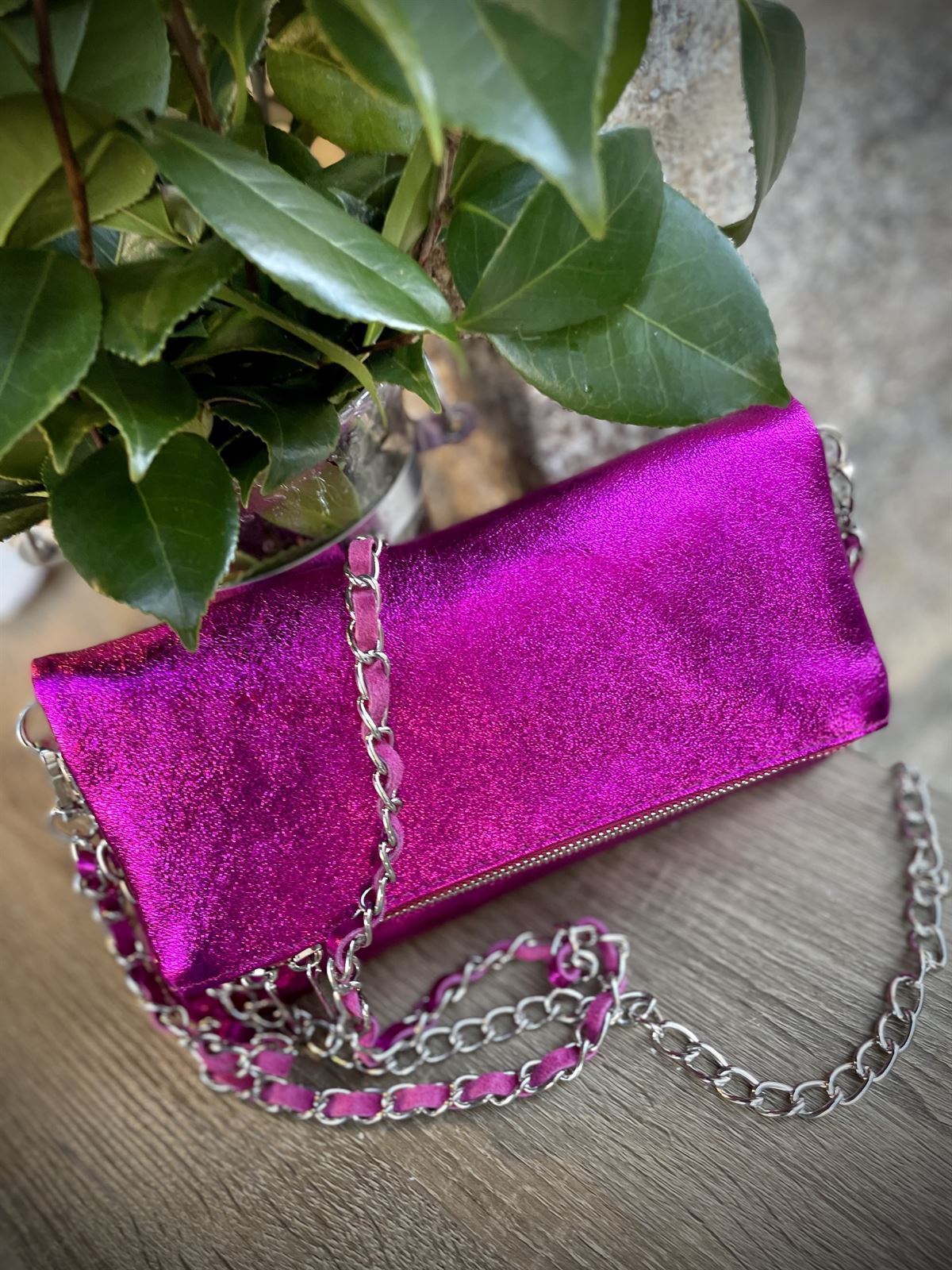Bolso bandolera doble cadena piel metalizado Fucsia. - Imagen 1