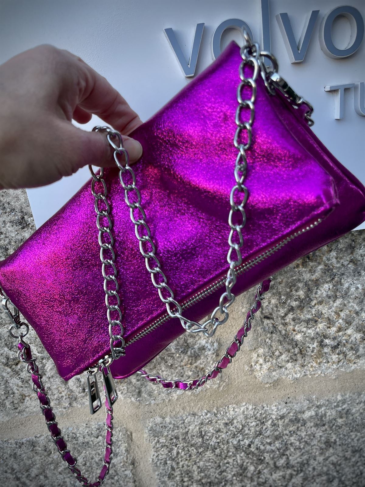 Bolso bandolera doble cadena piel metalizado Fucsia. - Imagen 2